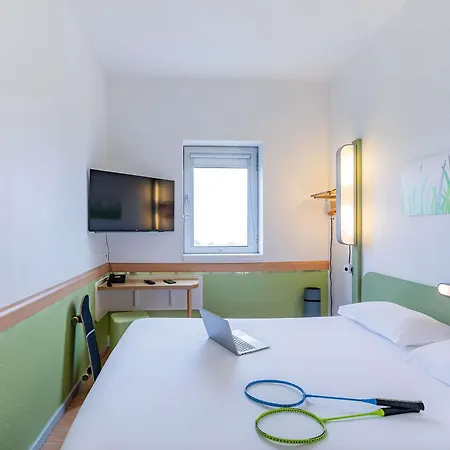 Ibis Budget Porto Gaia Отель *